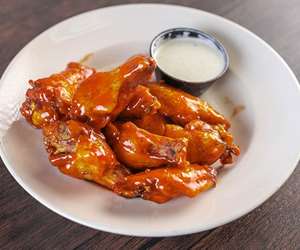 chicken wings with bleu cheese sauce